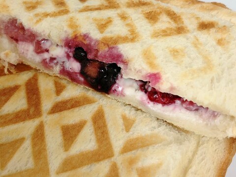 クリームチーズ とミックスベリーのホットサンド